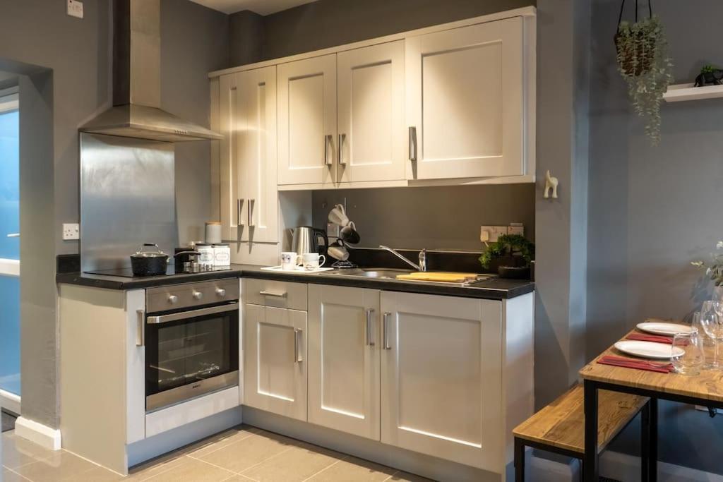 Vibrant City Centre Townhouse With Free Parking Rare Outdoor Patio Белфаст Екстер'єр фото